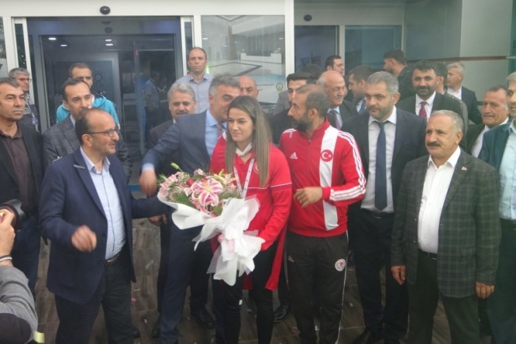 D&uuml;nya şampiyonu Hatice Akbaş'a memleketinde coşkulu karşılama