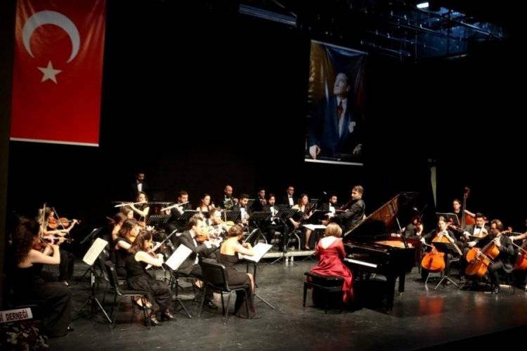 Bursa'da Nil&uuml;fer Oda Orkestrası'ndan muhteşem konser