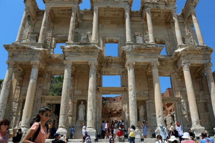 Yabancı turist sayısı y&uuml;zde 225 arttı