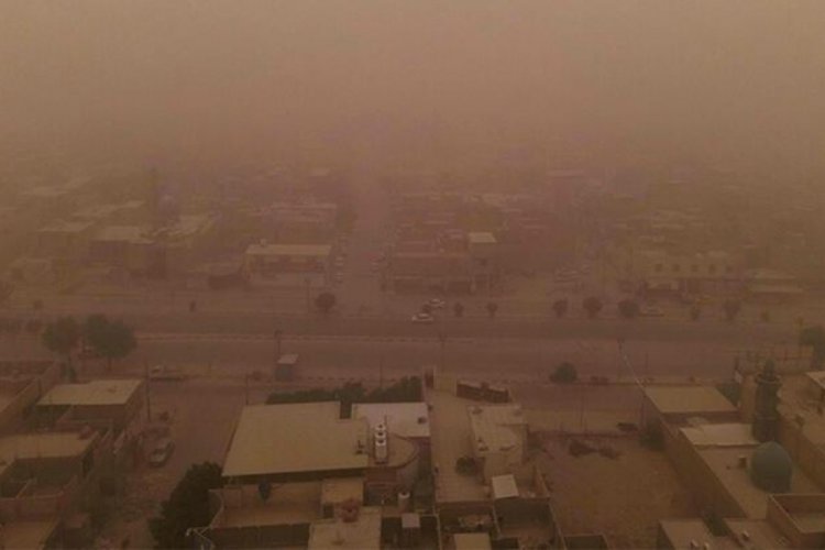 Irak'ı kum fırtınası vurdu! Hayatı fel&ccedil; etti
