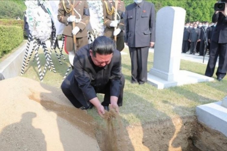 Kim Jong-un tabutu taşıyıp elleriyle mezara toprak attı