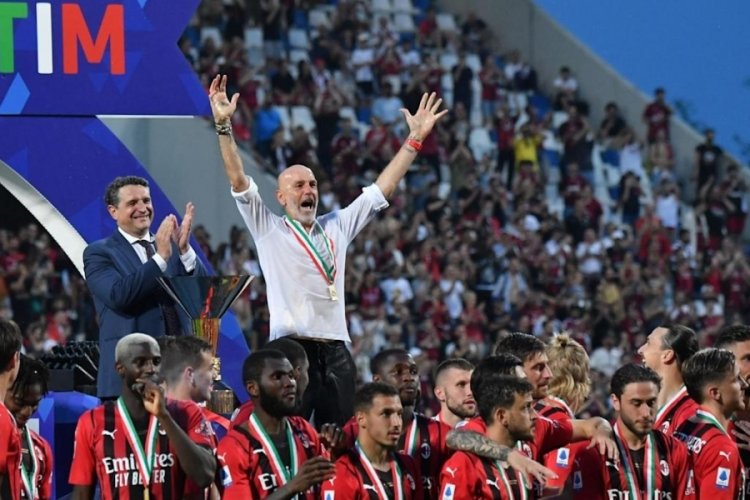 Madalyası &ccedil;alınan Stefano Pioli'ye yenisi verilecek