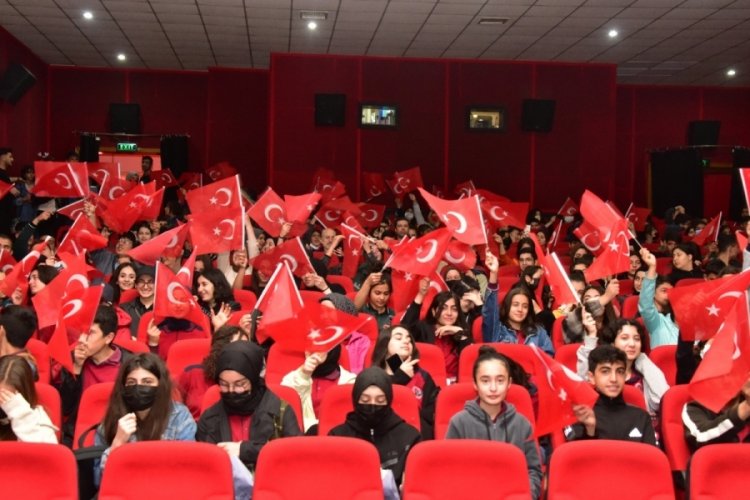Malatya'da 300 &ouml;ğrenci alan "Kurtuluş Hattı" filmini izledi