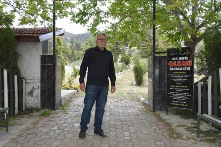 Eskişehir'de mezarlık girişindeki kapıyı &ccedil;aldılar