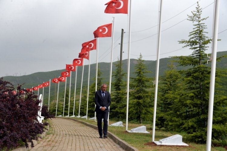 PKK'lı ter&ouml;ristlerce şehit edilen 33 askerin anıtına ziyaret