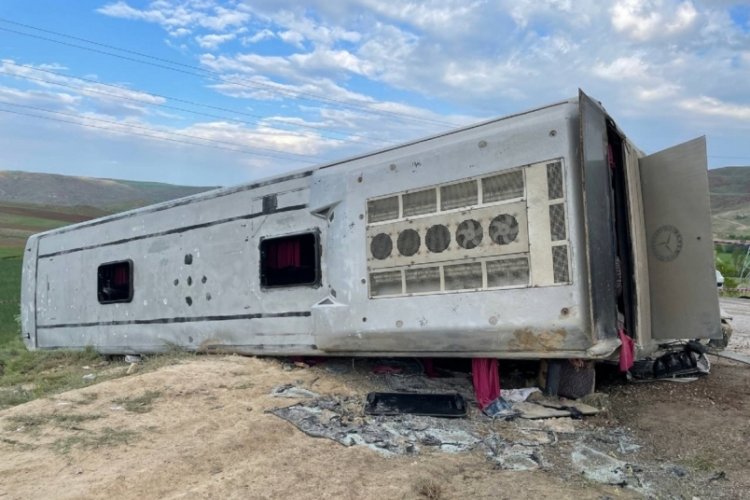 Fabrika iş&ccedil;ilerini taşıyan otob&uuml;s devrildi: 3'&uuml; ağır 18 yaralı