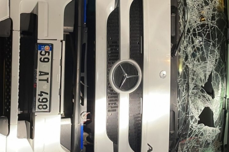 İstanbul'da &uuml;st ge&ccedil;ide &ccedil;arpan tır yola devrildi: 1 yaralı