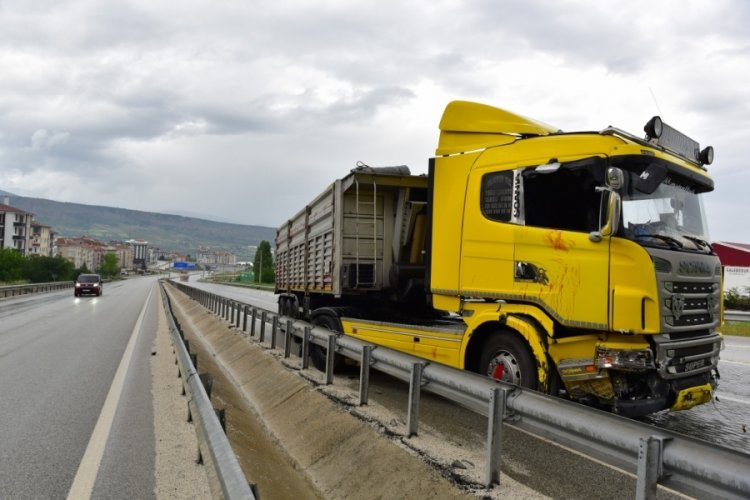 Kaza sonrası tır şof&ouml;r&uuml; camdan atladı