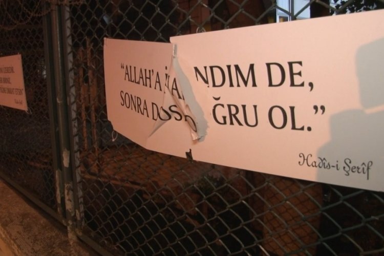 Tarihi caminin korkuluklarında asılı Hadis-i Şeriflere saldırı