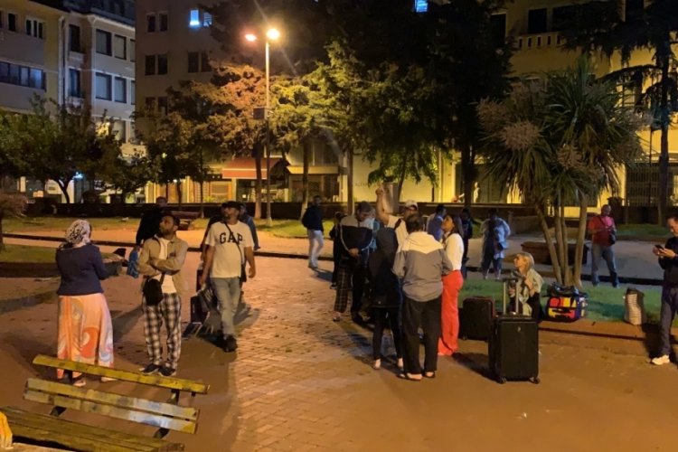 İstanbul'da l&uuml;ks otelin &ccedil;atısında korkutan yangın