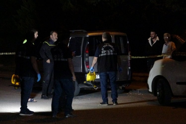 Sokak ortasında silahlı saldırı: 1 &ouml;l&uuml;