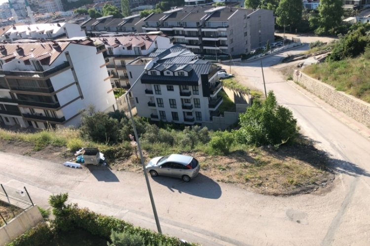 Bursa'da yol kenarındaki u&ccedil;urum tehlike arz ediyor