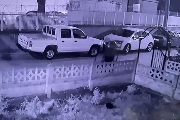 Bursa'da hırsızın soğukkanlılığı... Bah&ccedil;e kapısını &ccedil;aldı