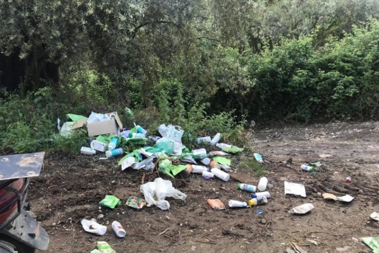 Bursa'da &ccedil;evreye atılan zirai ila&ccedil; kutuları tehlike sa&ccedil;ıyor