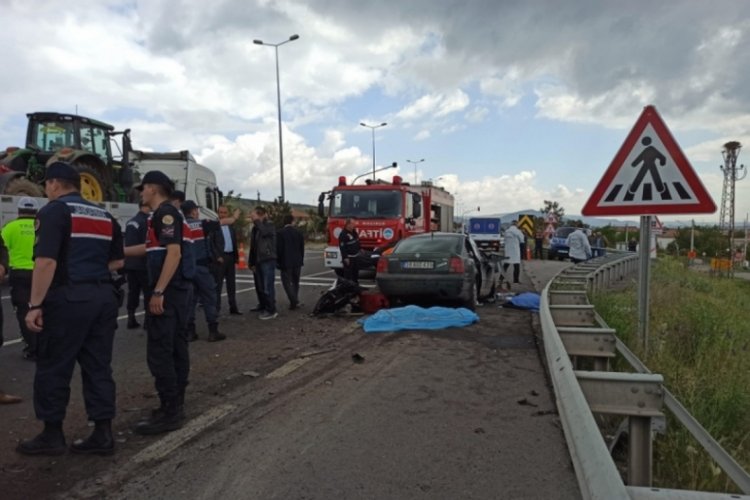 Kayseri'de otomobil kamyona &ccedil;arptı: 4 kişi hayatını kaybetti