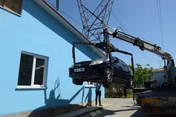 Bursa'da otomobilini park ederek yıkımı engellemek istedi