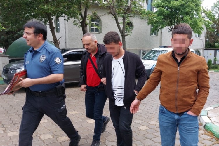 Bı&ccedil;aklı kavgada 2 kişiyi yaralayanlar polisten ka&ccedil;amadı