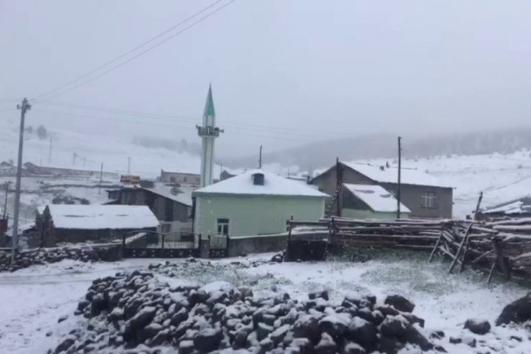 Kars'ta mayıs karı her yeri beyaza b&uuml;r&uuml;d&uuml;