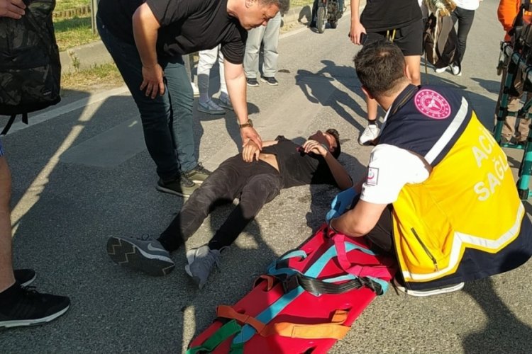 Bursa'da feci kaza: İki gen&ccedil; metrelerce savruldu!