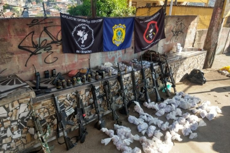 Uyuşturucu &ccedil;etesine operasyon: 21 &ouml;l&uuml;