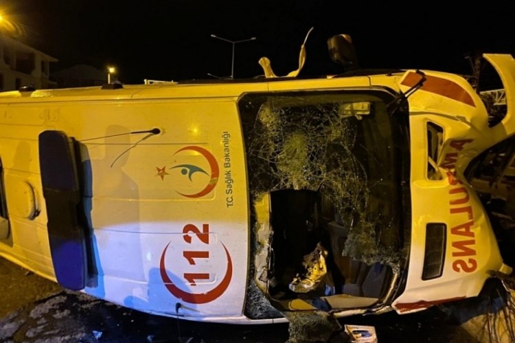 Vakaya giden ambulans kaza yaptı: Yaralılar var