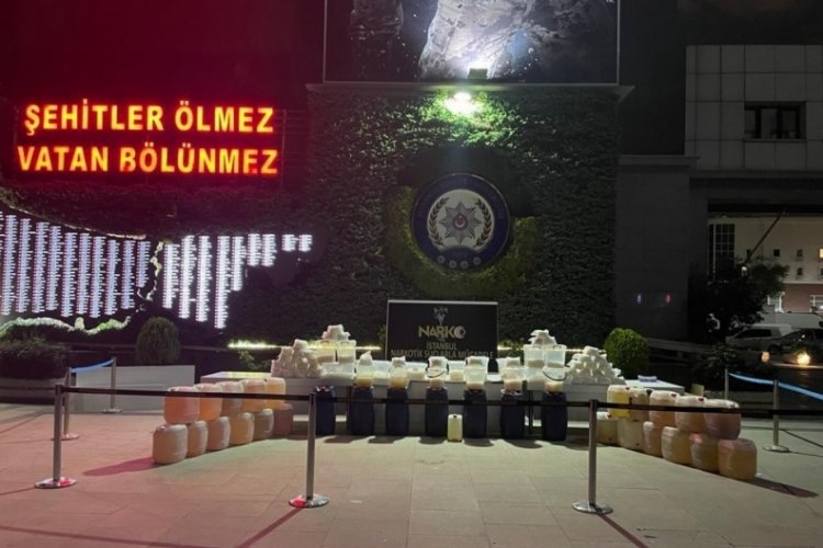 Bakan Soylu: 1 ton 117 kg metamfetamin kristal ve sıvı ele ge&ccedil;irildi