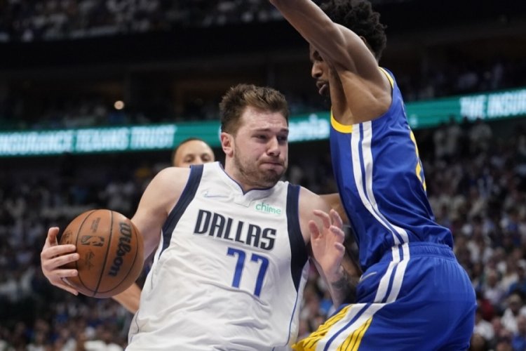 Dallas Mavericks, serideki ilk galibiyetini aldı