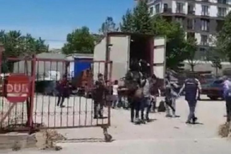 Kocaeli'de kamyonun kasasında 27 ka&ccedil;ak g&ouml;&ccedil;men yakalandı
