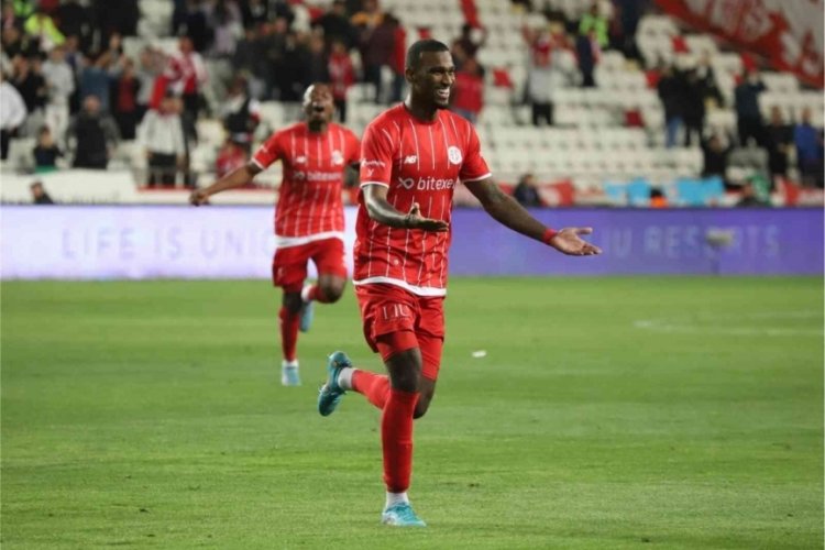 Haji Wright, Antalyaspor'da kalmak istiyor