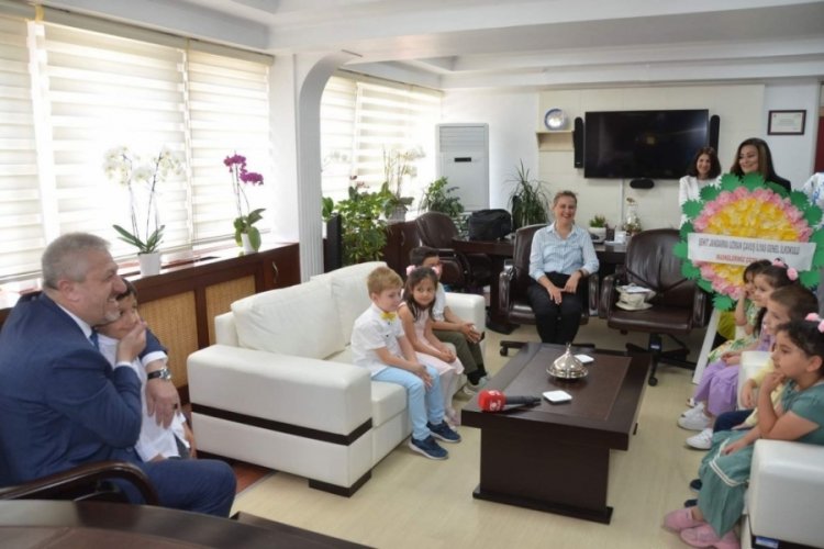 Bursa'da &ouml;ğrenciler maskelerden &ccedil;elenk yaptı