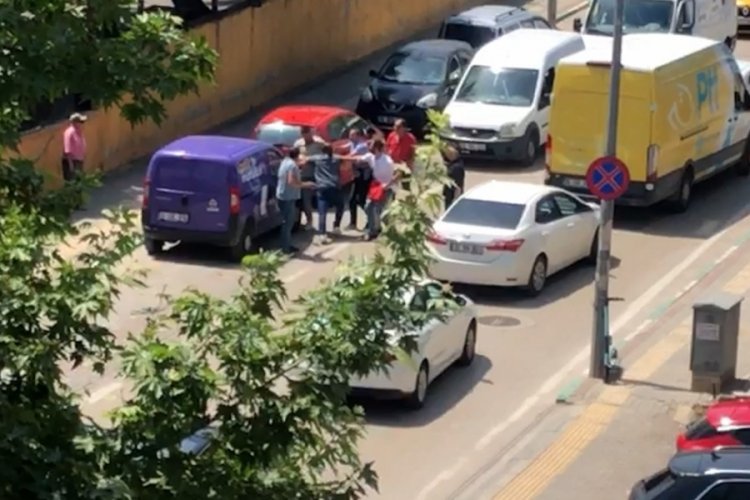 Bursa'da yol verme kavgasında yumruklar havada u&ccedil;uştu