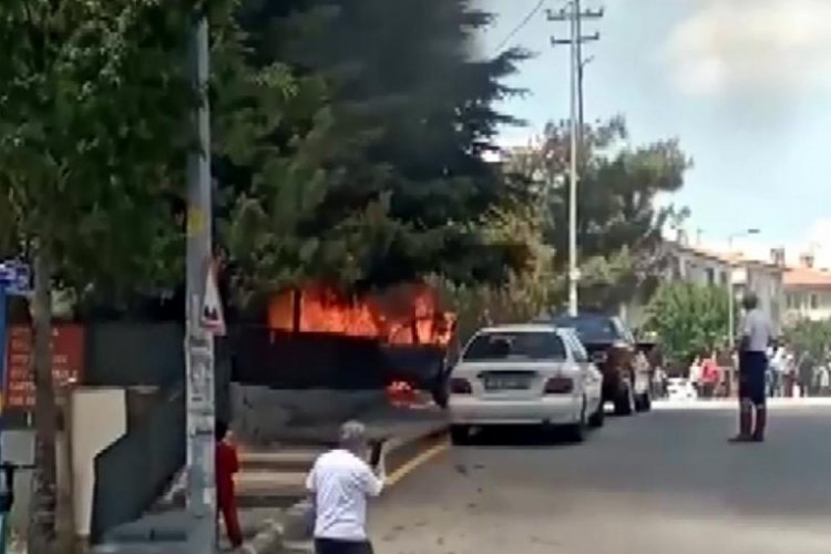 Ankara'da yanan ara&ccedil; yokuşta kaydı,&nbsp;alevler ağaca sı&ccedil;radı