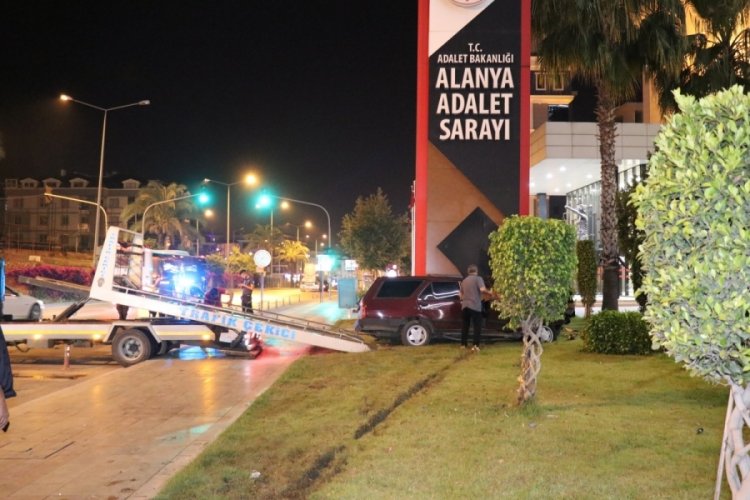 Yoldan &ccedil;ıkan otomobildeki s&uuml;r&uuml;c&uuml; ara&ccedil;ta sıkıştı