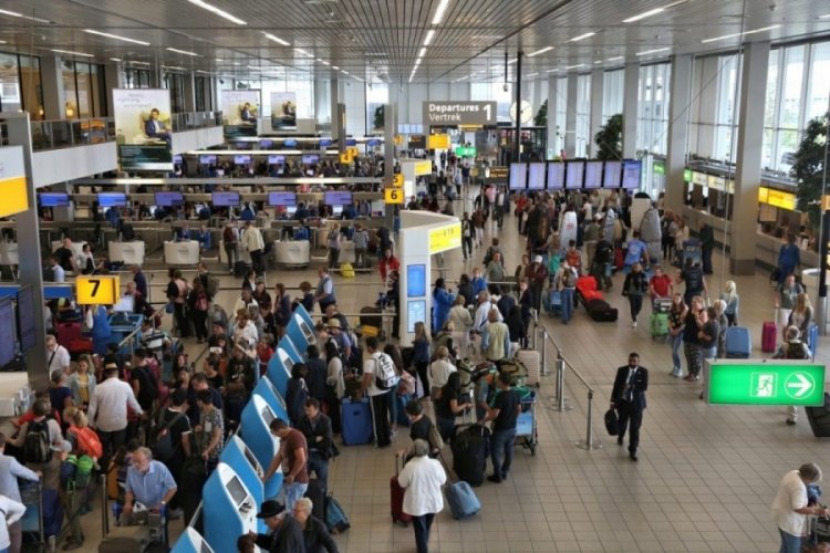 Schiphol'de g&uuml;venlik kuyruğu yaz boyu s&uuml;recek mi?