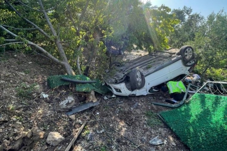 Bursa'da kontrol&uuml; kaybeden s&uuml;r&uuml;c&uuml; şarampole u&ccedil;tu
