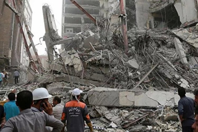 İran'ın Abadan kentinde &ccedil;&ouml;ken binada &ouml;l&uuml; sayısı y&uuml;kseldi