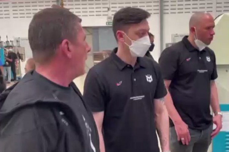 Mesut &Ouml;zil Endonezya'yı ziyaret etti