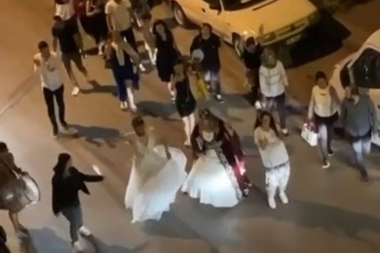 Bursa'da gelinlik giyen damat, gelinden iyi oynadı