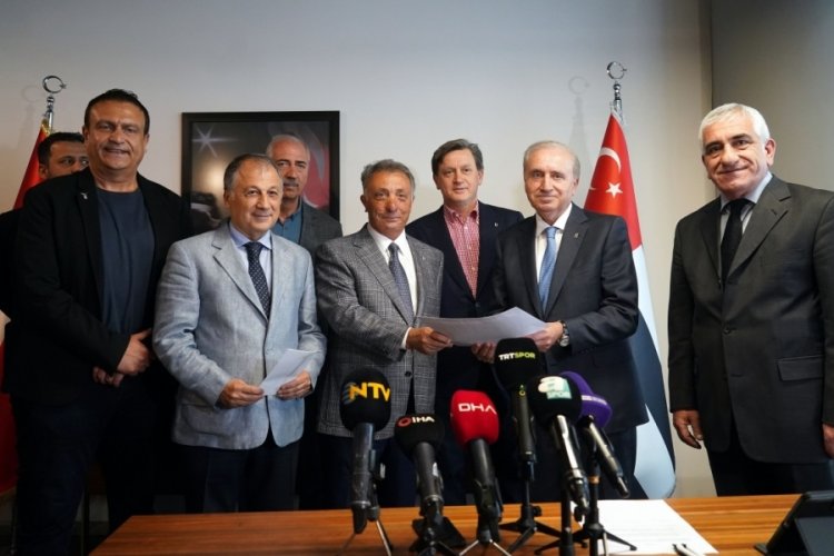 Ahmet Nur &Ccedil;ebi listesini teslim etti