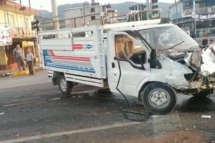 Minib&uuml;s ile kamyonet kavşakta &ccedil;arpıştı: Yaralılar var