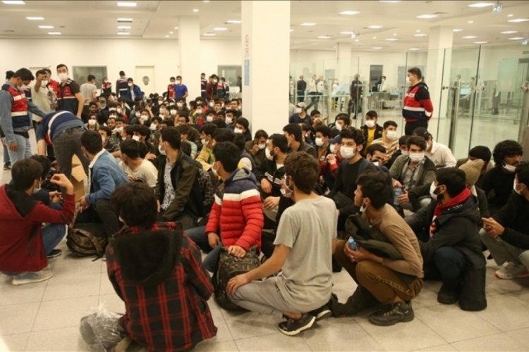 Yakalanan d&uuml;zensiz g&ouml;&ccedil;menler sınır dışı edildi