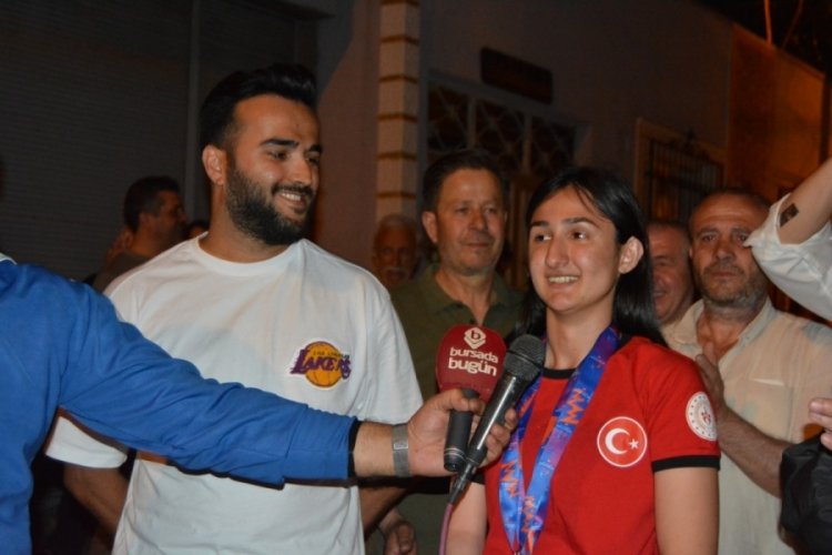 Bursa'daki mahalleden şampiyona yakışır karşılama (&Ouml;ZEL HABER)