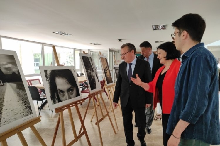Hekim olacak &ouml;ğrencilerin fotoğraf sergisine Bursa'dan b&uuml;y&uuml;k ilgi
