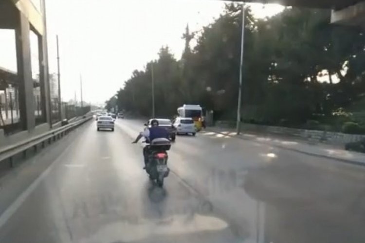 Bursa'da motosikletli jokey adayı, g&ouml;renleri g&uuml;l&uuml;msetti
