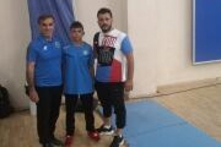 Bursalı g&uuml;reş&ccedil;i Emirhan &Ccedil;etin T&uuml;rkiye şampiyonu