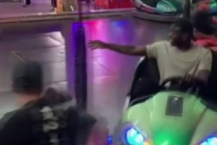 Mario Balotelli &ccedil;arpışan arabaya binip eğlendi