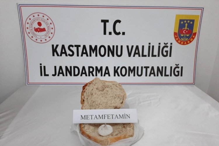Ekmeğin i&ccedil;inde uyuşturucu taşırken yakalandı