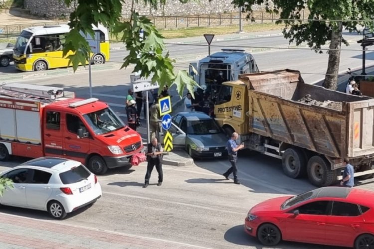 Bursa'da kamyon otomobili sıkıştırdı