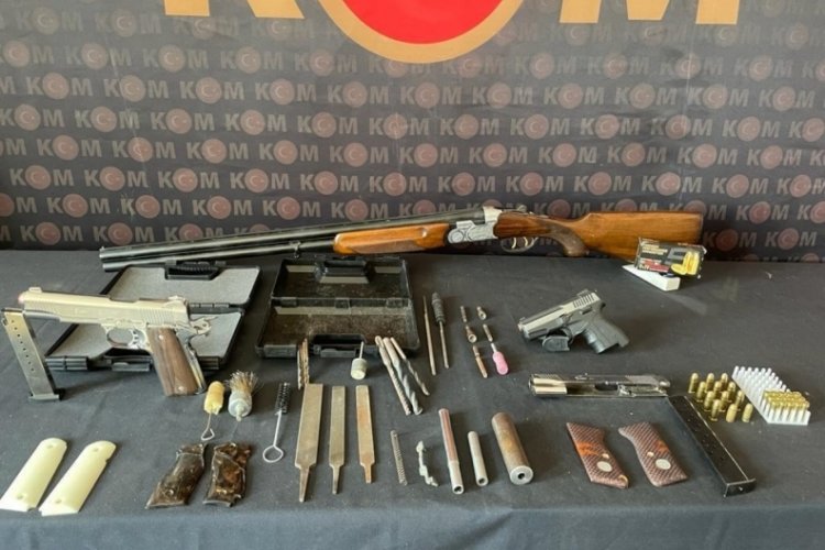 Oto ekspertiz g&ouml;r&uuml;n&uuml;ml&uuml; silah at&ouml;lyesine baskın