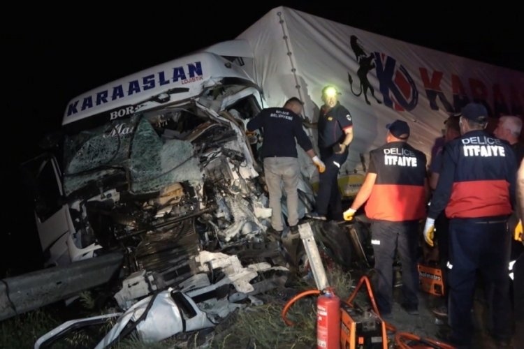Tır ile kamyon kafa kafaya &ccedil;arpıştı: Baba &ouml;ld&uuml;, oğlu yaralandı